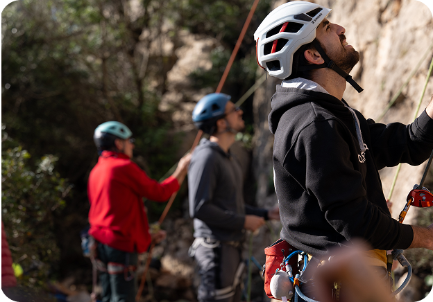 Escaladores colaborando
